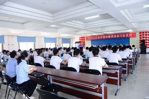 AK集团官网(中国)官方网站公司与山东理工职业学院合作签约暨欢送实习生仪式隆重举行